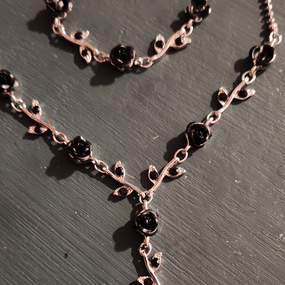 Elegant Black Rose Necklace and Bracelet Set